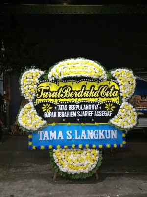 Papan Bunga Duka di Tomolito